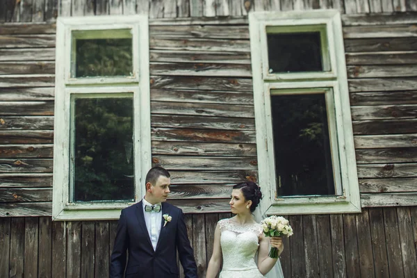 Mariée et marié par vieille maison en bois — Photo