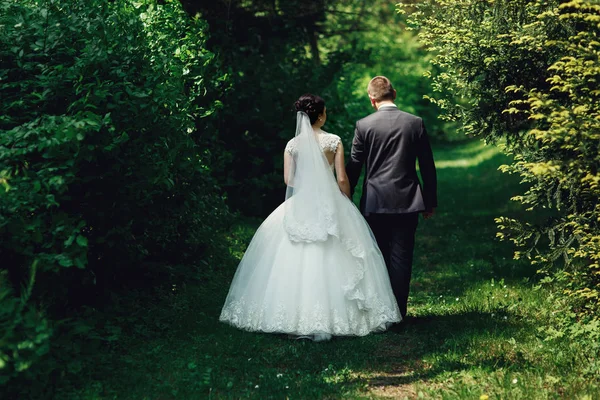 緑豊かな庭園のカップルの結婚式 — ストック写真