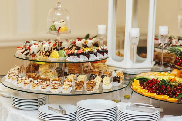 Snacks en mesa de catering — Foto de Stock