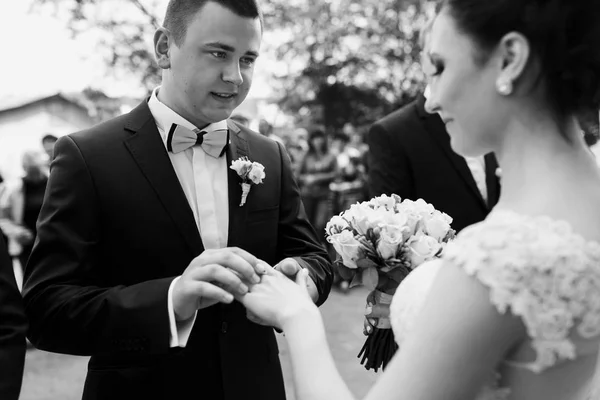 新郎对新娘的手环 — 图库照片