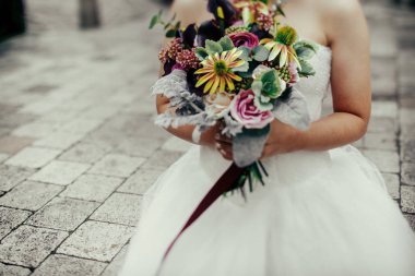 Gelin buket çiçek ile taşır 