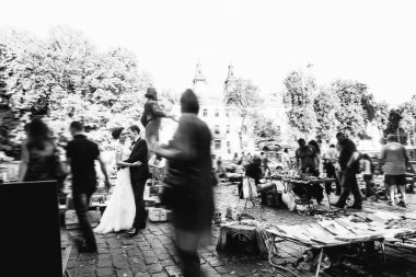 Eski şehirde bir yolda yeni evliler