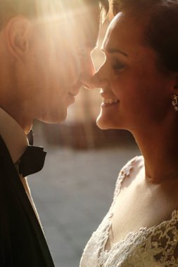 Eski şehirde bir yolda yeni evliler