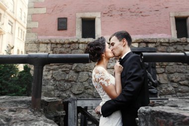 Eski castle yakınındaki bir yolda yeni evliler