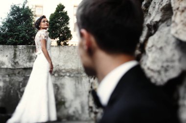 Eski castle yakınındaki bir yolda yeni evliler