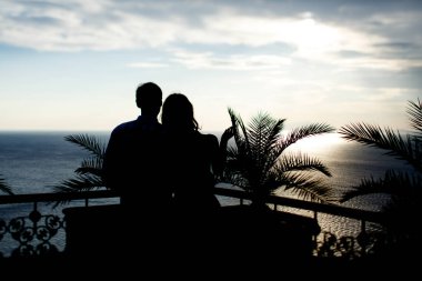 Gün batımını izlemek çiftin siluetleri 