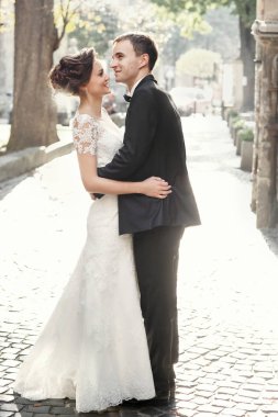 Eski Binası yakınındaki bir yolda yeni evliler