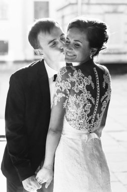 Eski şehirde bir yolda yeni evliler