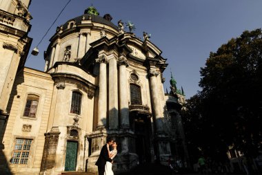 Eski şehirde bir yolda yeni evliler