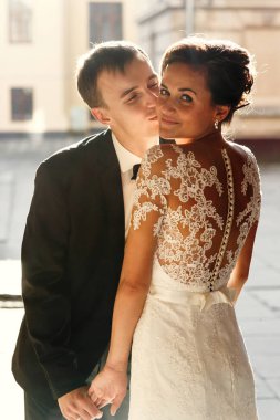 Eski şehirde bir yolda yeni evliler