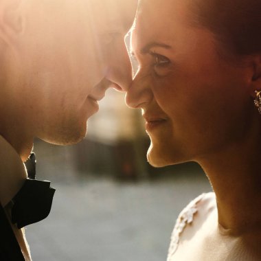 Eski şehirde bir yolda yeni evliler