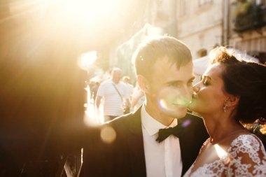 Eski şehirde bir yolda yeni evliler