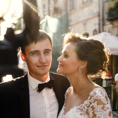 Eski şehirde bir yolda yeni evliler