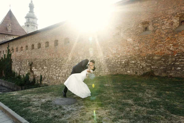 Eski castle yakınındaki bir yolda yeni evliler — Stok fotoğraf