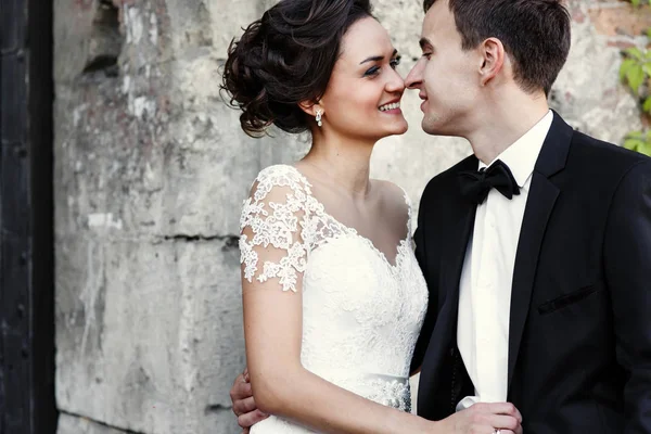 Recém-casados em um passeio perto do velho castelo — Fotografia de Stock