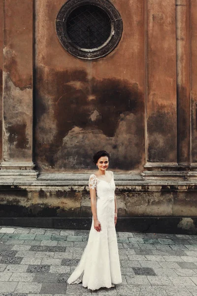 Schöne Braut in der Nähe des alten Gebäudes — Stockfoto