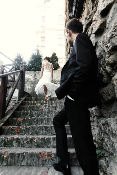 Recién casados en un paseo cerca del viejo castillo —  Fotos de Stock
