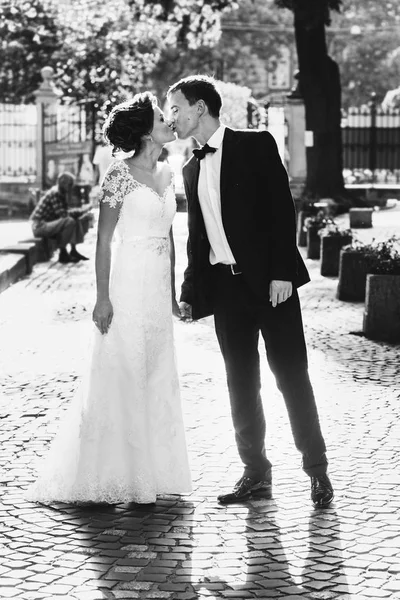 Newlyweds on a walk near old building — Stock Photo, Image