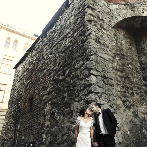 Mariés en promenade dans la vieille ville — Photo