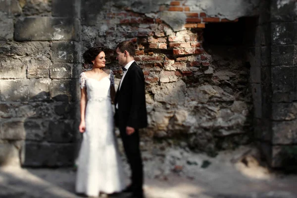 Recién casados en un paseo cerca del antiguo edificio —  Fotos de Stock