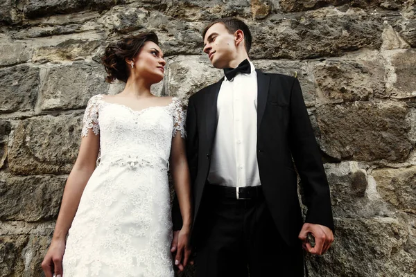 Recém-casados em um passeio perto do velho castelo — Fotografia de Stock