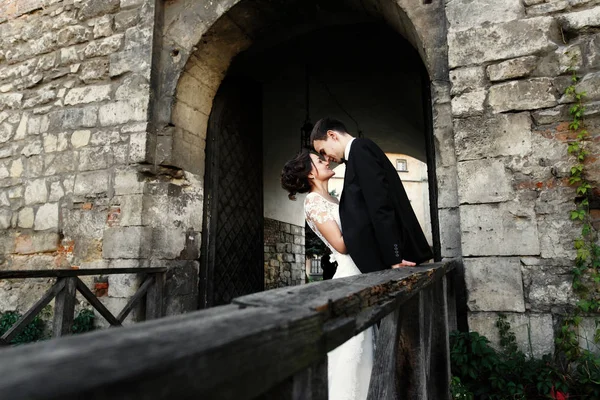 Sposi in una passeggiata vicino al vecchio castello — Foto Stock