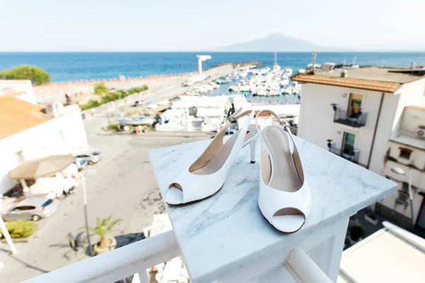 Bílé svatební boty nad mořem — Stock fotografie