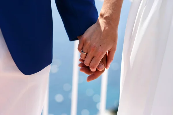 Recém-casados de mãos dadas — Fotografia de Stock