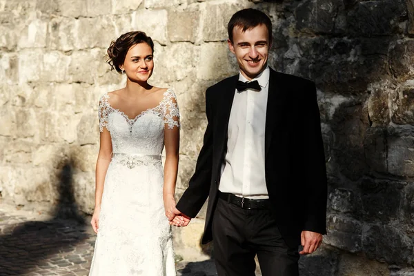 Newlyweds on a walk near old building — Stock Photo, Image