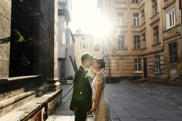 旧市街に徒歩で新婚夫婦 — ストック写真