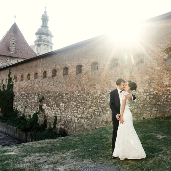 Novomanželé na procházce nedaleko starého hradu — Stock fotografie