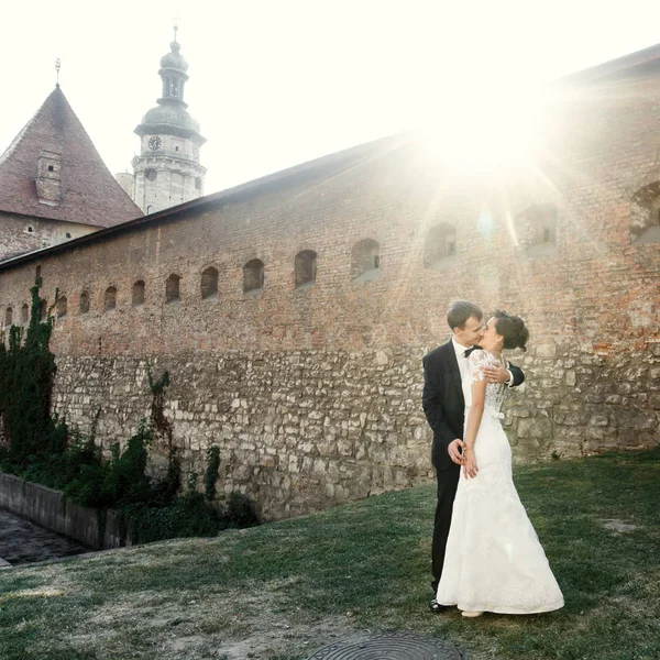 Frischvermählte beim Spaziergang in der Nähe des alten Schlosses — Stockfoto