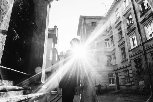 Jonggehuwden op een wandeling in de oude stad — Stockfoto