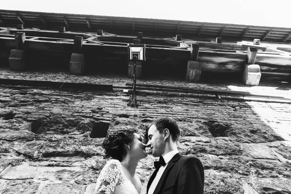 Recién casados en un paseo cerca del antiguo edificio — Foto de Stock