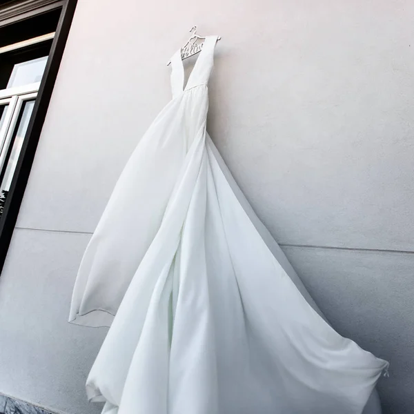 Свадебное платье висит на балконе — стоковое фото