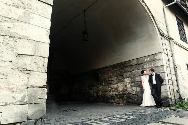 Recién casados en un paseo cerca del viejo castillo — Foto de Stock