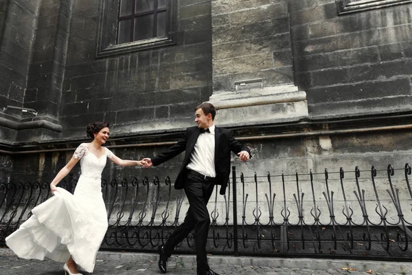 Mariés lors d'une promenade près d'un vieil immeuble — Photo