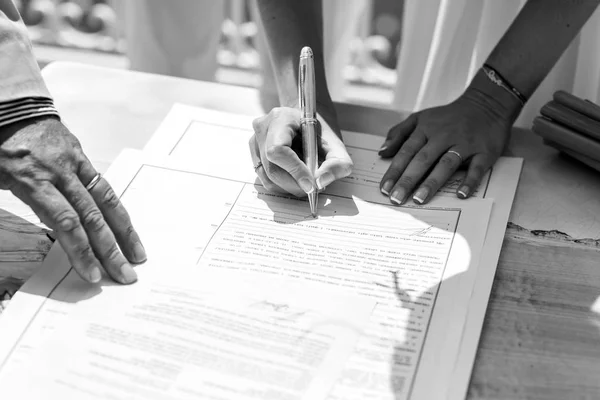 Noiva assinar documentos de casamento — Fotografia de Stock