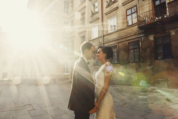 Recién casados en un paseo por la ciudad vieja —  Fotos de Stock