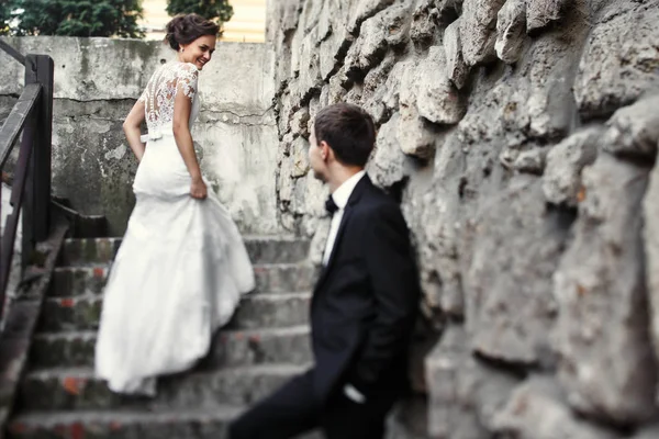 Sposi in una passeggiata vicino al vecchio castello — Foto Stock