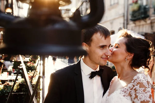 Eski şehirde bir yolda yeni evliler