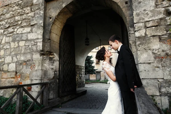 Recién casados en un paseo cerca del viejo castillo — Foto de Stock