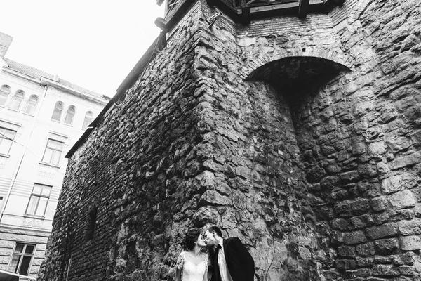 Recém-casados em um passeio na cidade velha — Fotografia de Stock