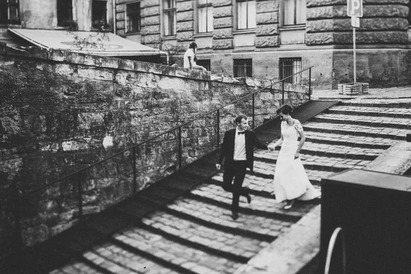 Recién casados en un paseo cerca del antiguo edificio —  Fotos de Stock