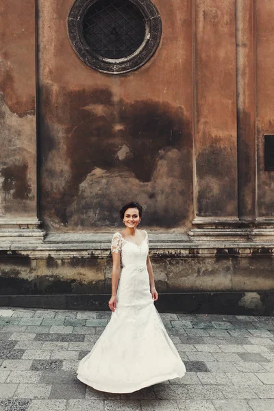 Schöne Braut in der Nähe des alten Gebäudes — Stockfoto
