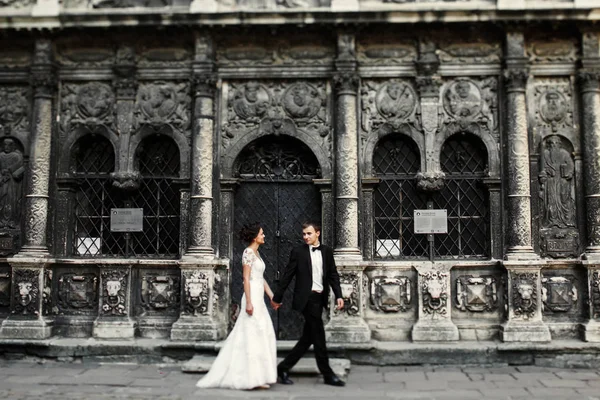 Novomanželé na procházce ve starém městě — Stock fotografie