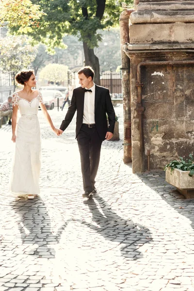 Recién casados en un paseo cerca del antiguo edificio —  Fotos de Stock