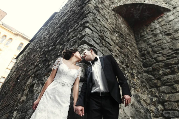 Nygifta på en promenad nära gamla slottet — Stockfoto