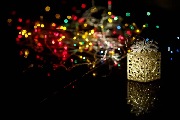 Weihnachtskarte mit Lichtergirlanden — Stockfoto