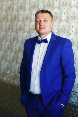 Parlak mavi elbiseli yakışıklı damat